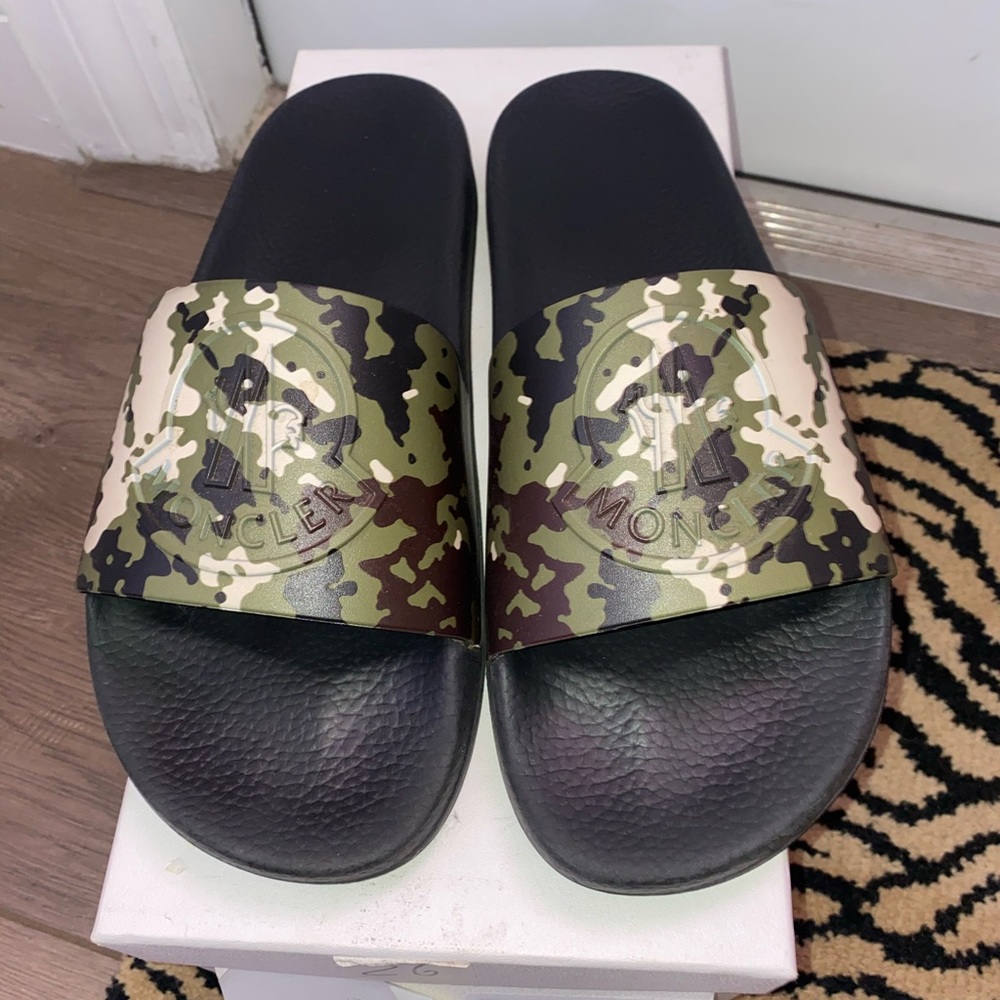 Moncler slides/ camp size 10 men.